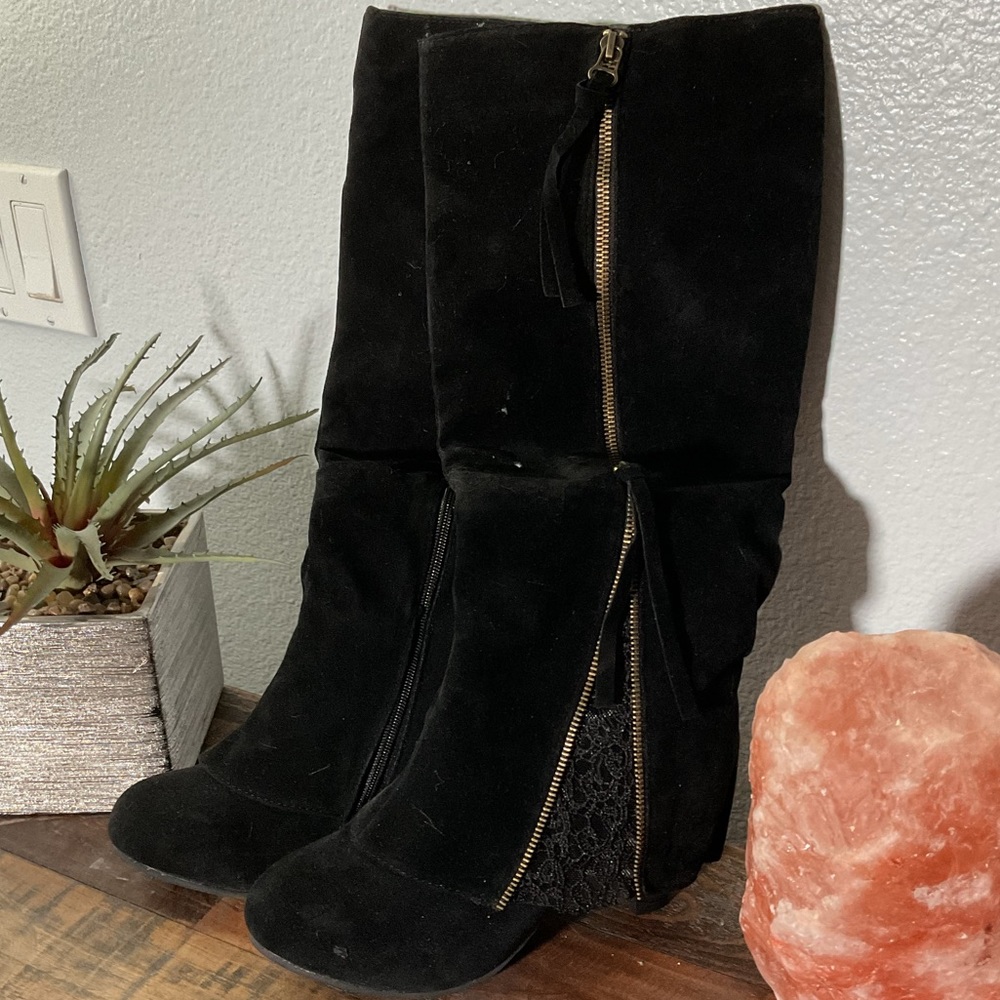 Black boot lace detail